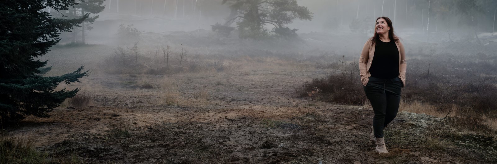 Simone van Mierlo lopend op een mistige heide